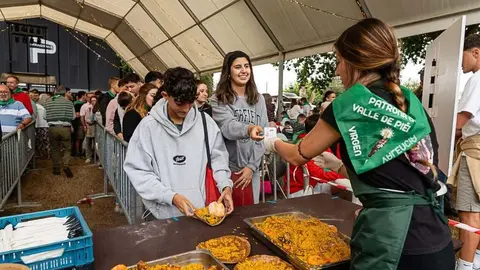 Reparto de paella en las Fiestas de la Virgen de Valencia, en Pi&eacute;lagos.