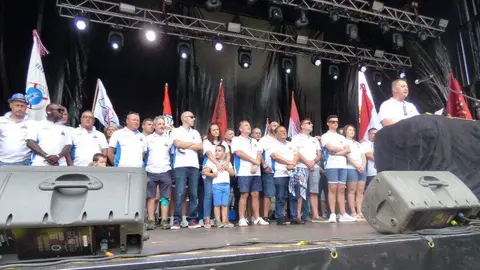 Manuel Vinatea y los integrantes de la Cofrad&iacute;a de Pescadores en el preg&oacute;n. R.A.