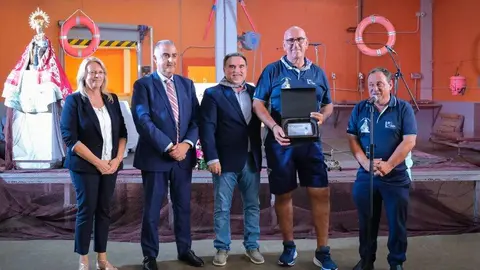 Hilario, junto a las autoridades pol&iacute;ticas durantee la entrega de la placa.