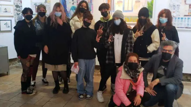 Alumnos del instituto Bernardino de Escalante en la muestra.