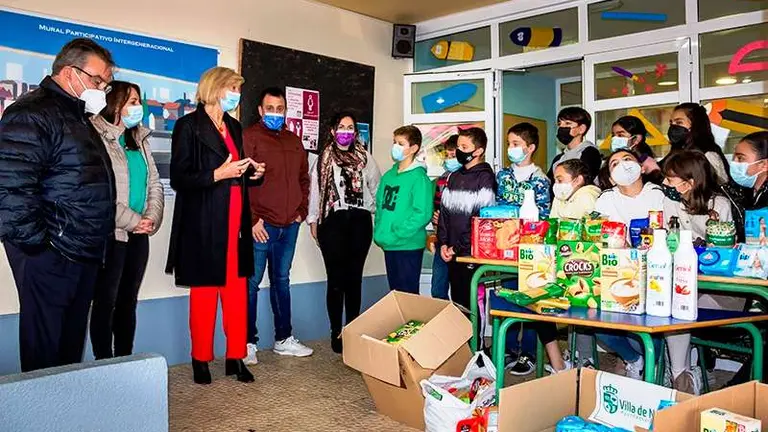 La consejera de Educaci&oacute;n y el alcalde con los alumnos del colegio p&uacute;blico Palacio.