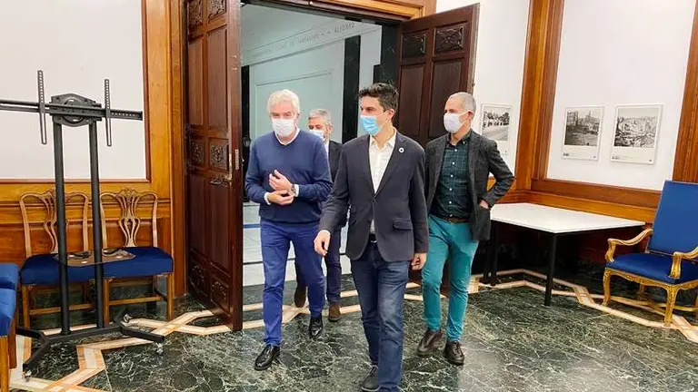 Los concejales de la oposici&oacute;n y Cs.