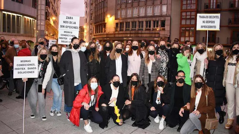 Concentración de los trabajadores de Zara en Torrelavega