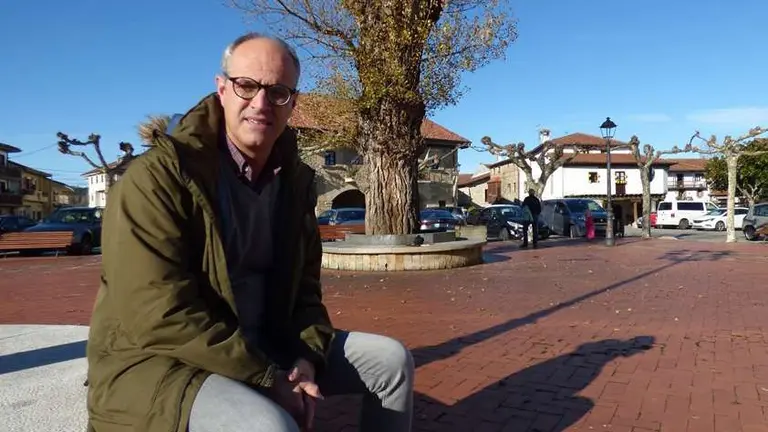 El alcalde de Escalante, Francisco Sarabia, en la Plaza de la Villa. R.A.
