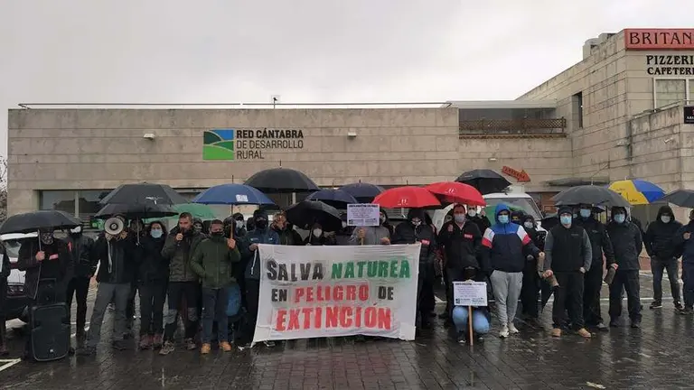Concentración de los trabajadores de la Red Cántabra Desarrollo Rural.