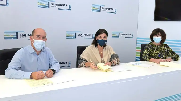 Un momento de la firma de los dos convenios en el Ayuntamiento de Santander.