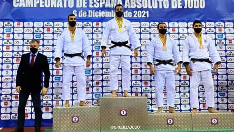 Alfonso Urquiza en el momento de recibir el metal de oro. Facebook Gimnasio Samperio