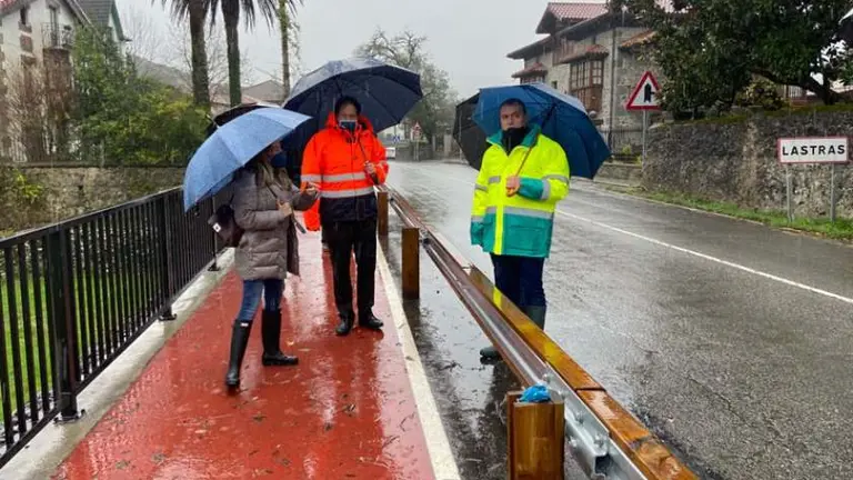 Visita del consejero de Obras con el alcalde de Ruesga a las obras.