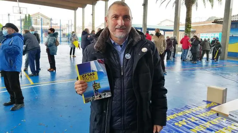 El auto del libro 'Casas de papel' en la presentaci&oacute;n en Argo&ntilde;os. Nyka Goicoechea