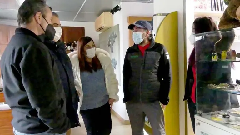 Representantes del PP en el Centro de Interpretación de Collados del Asón hablando con el personal.