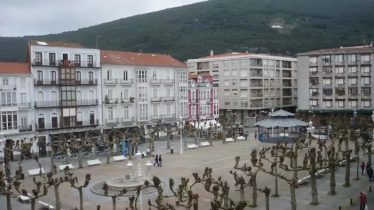 Plaza de San Antonio, en Santoña, desde donde partirá la manifestación. R.A.