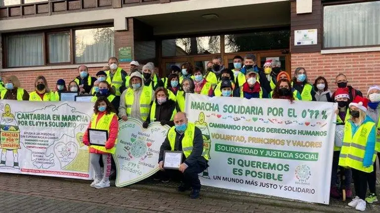 Los participantes en la marcha en el Ayuntamiento de Udias.