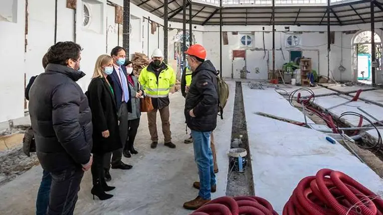Visita del consejero de Obras P&uacute;blicas y la alcaldesa de Castro a la reforma del Mercado de Abastos.