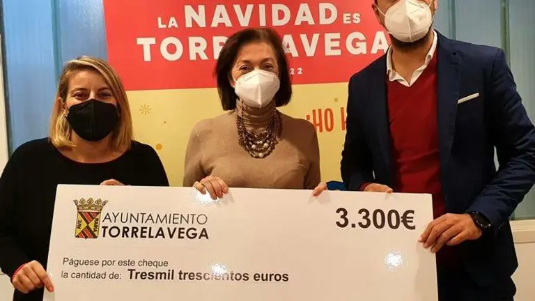Acto de entrega del cheque en Torrelavega.