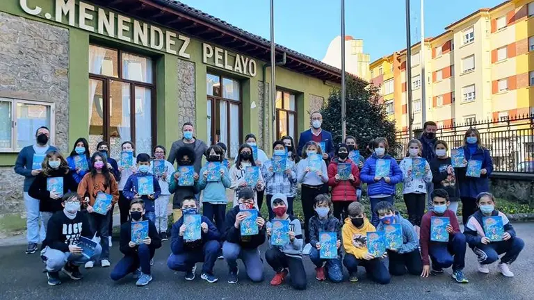 Acto de entrega del comic a los alumnos en Torrelavega.