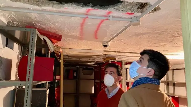 Visita del portavoz socialista a la planta s&oacute;tano del Ayuntamiento de Santander. R.A.