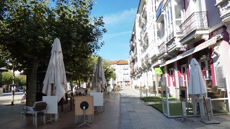 Terrazas plegadas en Santoña durante el cordón sanitario. R.A.