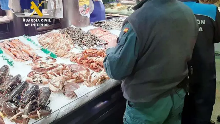 La Guardia Civil inspecciona las pescaderías.