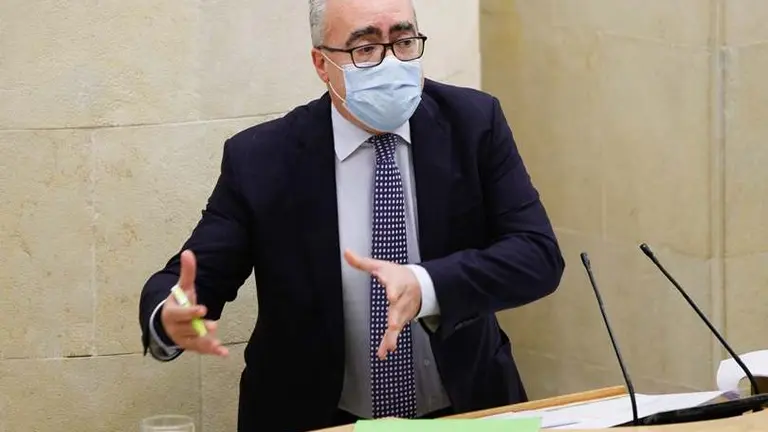 El diputado regional del PRC, Pedro Hernando, en el Pleno del Parlamento.