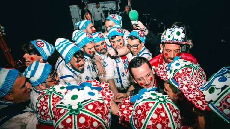 Integrantes de la murga Los Artistas, de Santo&ntilde;a.