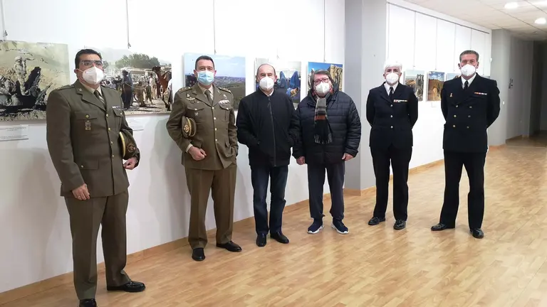 Autoridades pol&iacute;ticas y militares en la inauguraci&oacute;n de la muestra en Suances.