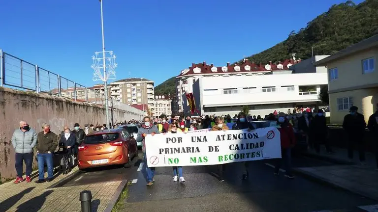 Los asistentes mostraron pancartas reivindicativas. R.A.