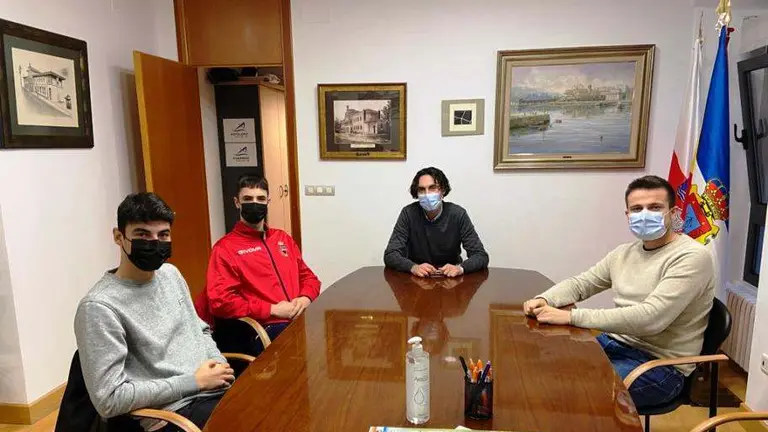 Recibimiento de los karatecas en el Ayuntamiento del Astillero.