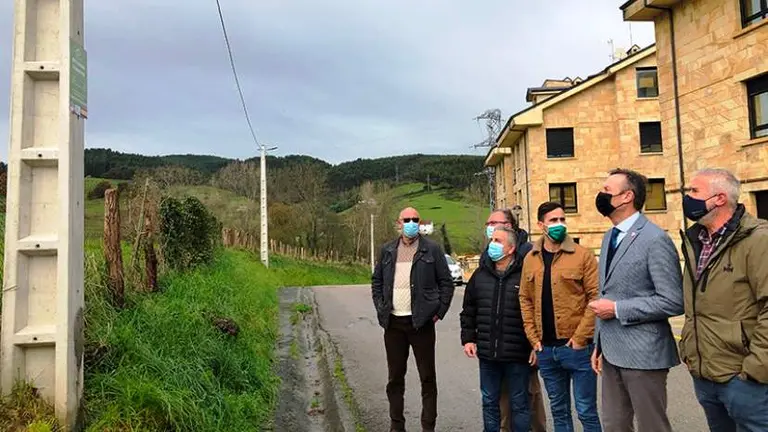 Las autoridades políticas durante su visita al municipio de Hazas de Cesto.
