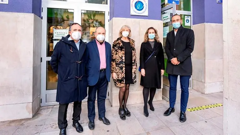 Autoridades en el instituto Marqués de Santillana, en Torrelavega.