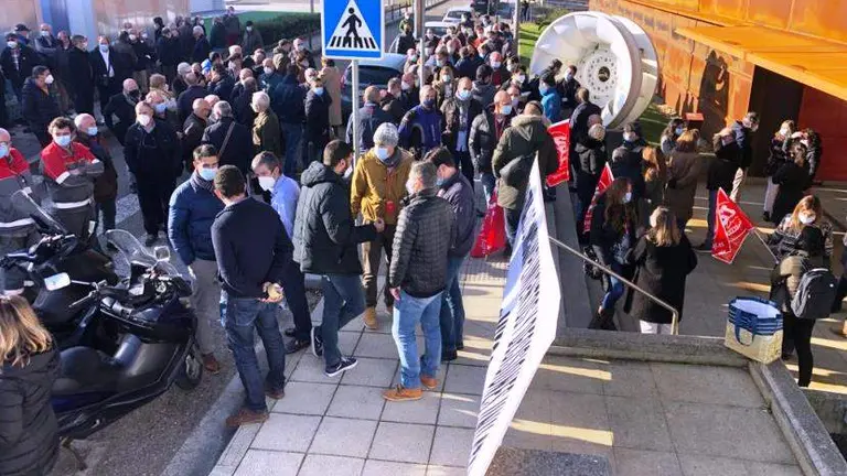 Concentración de los trabajadores de Viesgo en el Parque Empresarial y Tecnológico, en Santander.