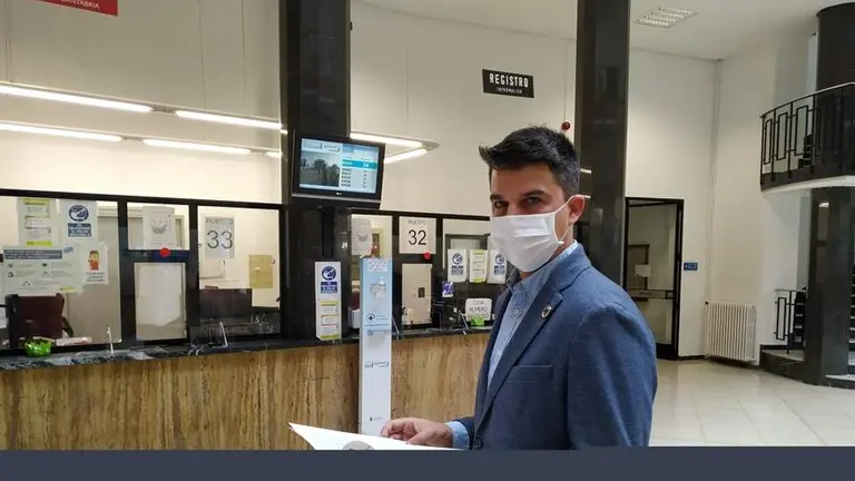 El portavoz del PSOE, Daniel Fern&aacute;ndez, registra documentaci&oacute;n en la Casa Consistorial.
