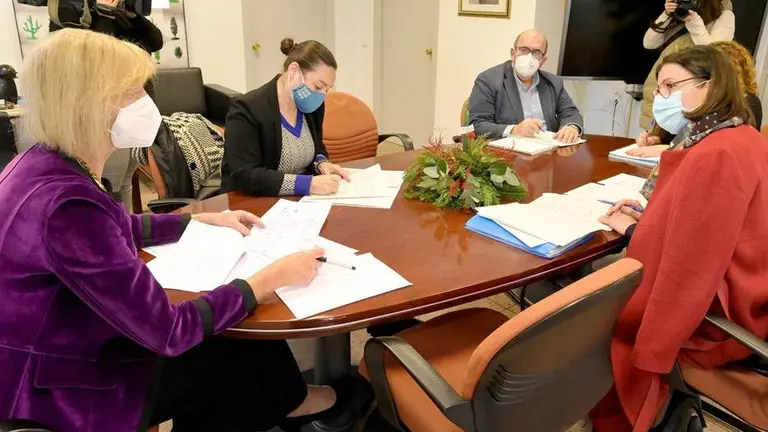 reuni&oacute;n de la consejera de Educaci&oacute;n, Marina Pomb&oacute;, con la alcaldesa de Santander, Gema Igual.