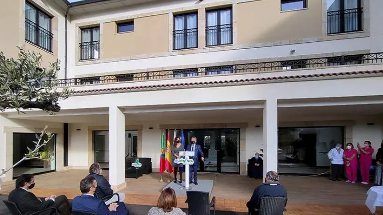 Un momento de la inauguración de la residencia en Cillorigo de Liébana.