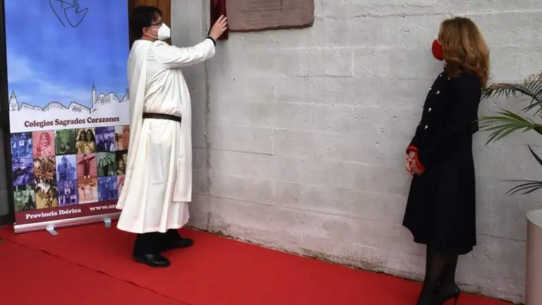 Un momento del descubrimiento de la plaza por le centenario de los Sagrados Corazones.