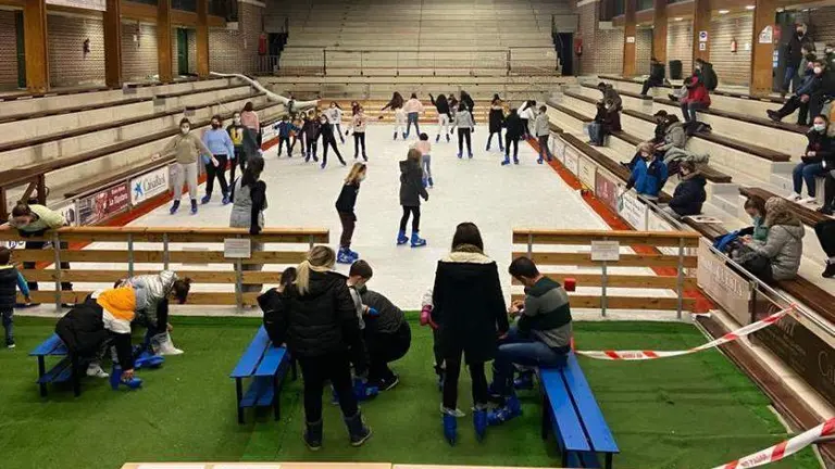 Pista de hielo de Noja en la bolera cubierta municipal.
