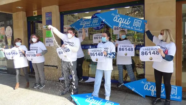 El administrador y las empleados fuera de la Administración en Santoña. R.A.