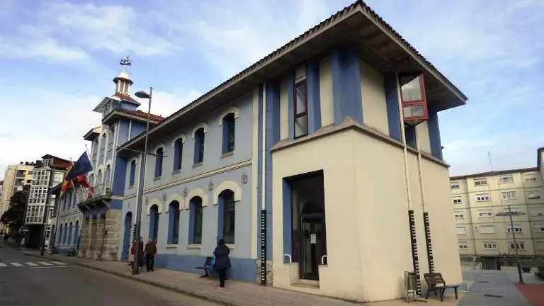 Vista exterior del Ayuntamiento del Astillero. R.A.