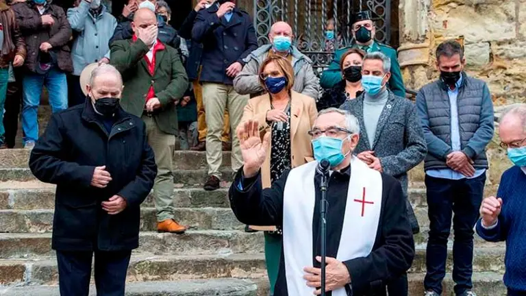 Un momento de la inauguraci&oacute;n de la reforma de la cubierta de la iglesia de Laredo