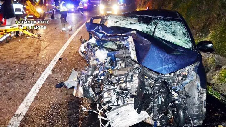 Estado de uno de los coches tras el accidente en Santa María de Cayón.