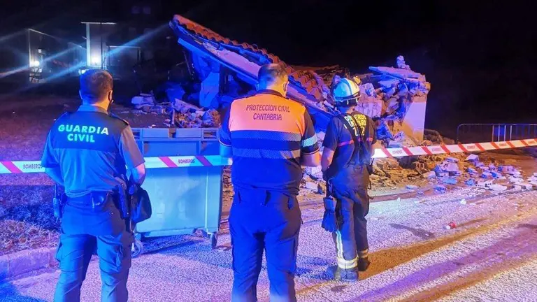 Derrumbe del edificio del Ferial de madrugada en Santa María de Cayón.