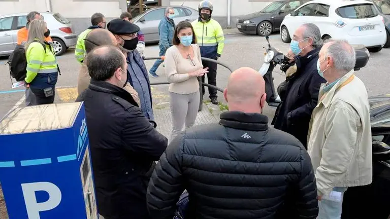 La alcaldesa, Gema Igual, con los vecinos en la zona 2 de Mayo, en Santander.