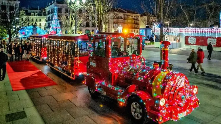 Tren de Navidad nocturno en Santander.