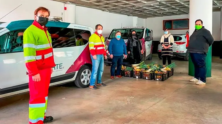 Un momento del reparto de los alimentos en Polanco.
