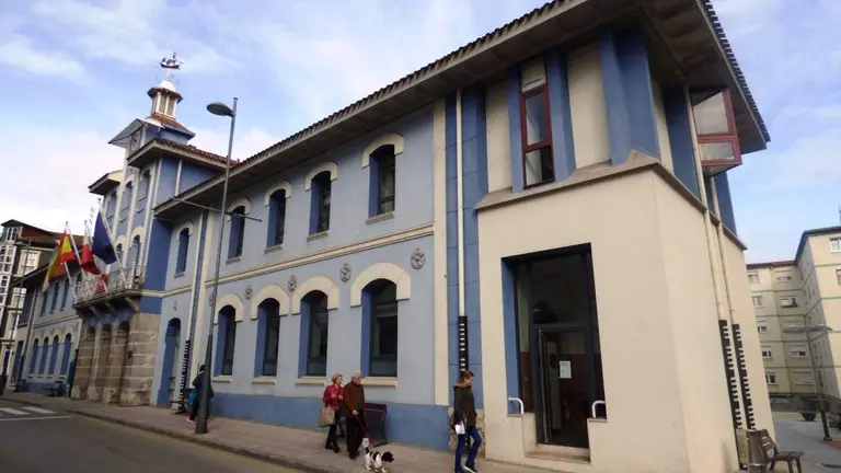 Vista exterior del Ayuntamiento del Astillero. R.A.