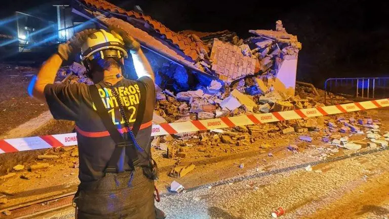El edificio del Ferían, en la localidad de Sarón, en Santa María de Cayón, tras el desplome.