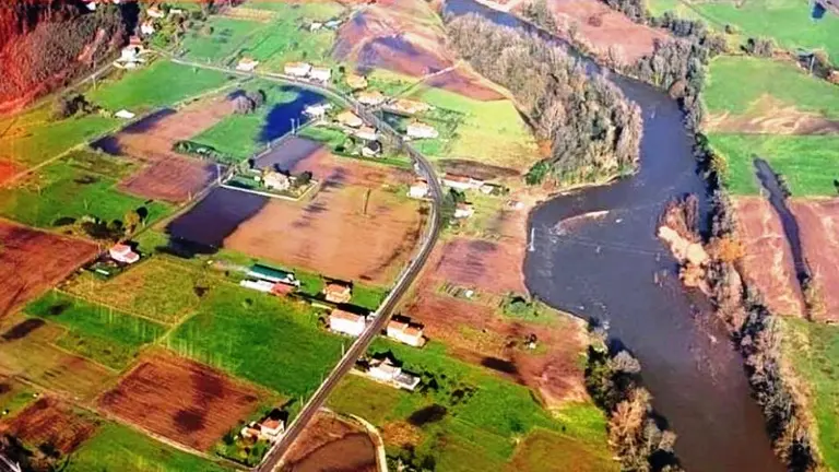 Zona afectada por las inundaciones en el r&iacute;o Pas, en la localidad de Vio&ntilde;o, en Pi&eacute;lagos.