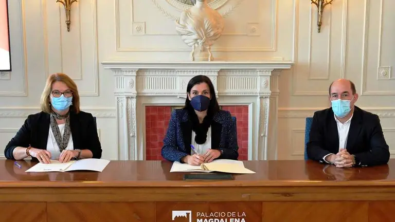 Firma del convenio entre el Ayuntamiento de Santander y AMICA.