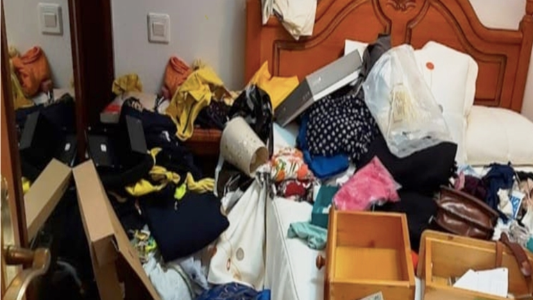 Estado de una habitación tras un robo en Argoños.