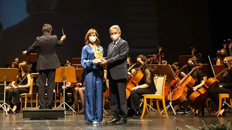 El presidente de Cantabria, Miguel &Aacute;ngel Revilla, entrega el galard&oacute;n a la karateca.