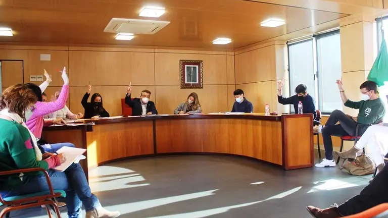 Un momento de la celebración del Pleno en Noja.